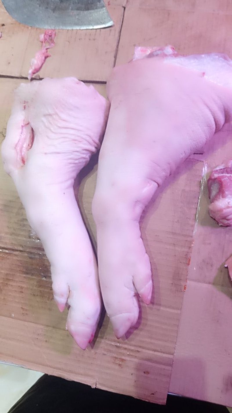 猪肉全场特价量大优惠。接受预定猪下水，猪头肉
