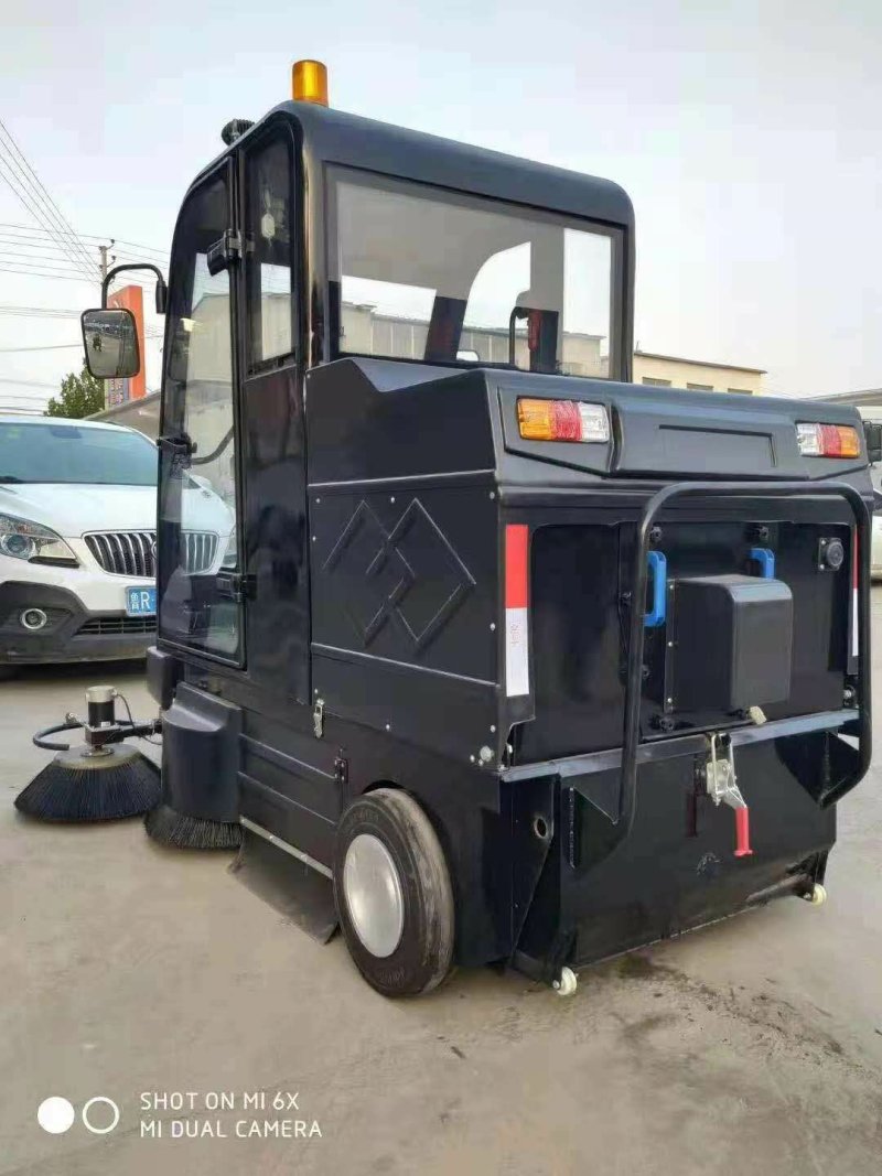 电动扫路车