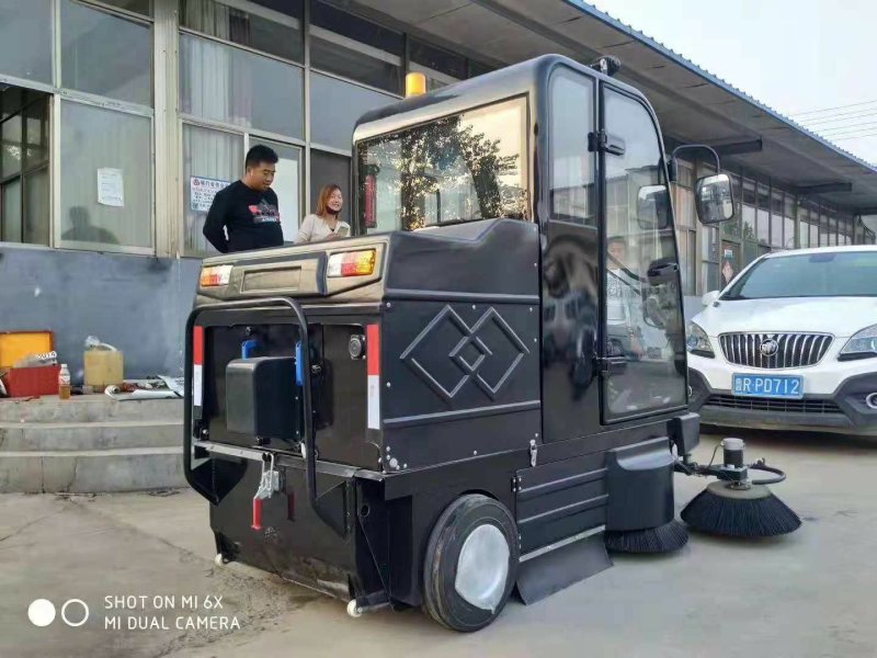 电动扫路车