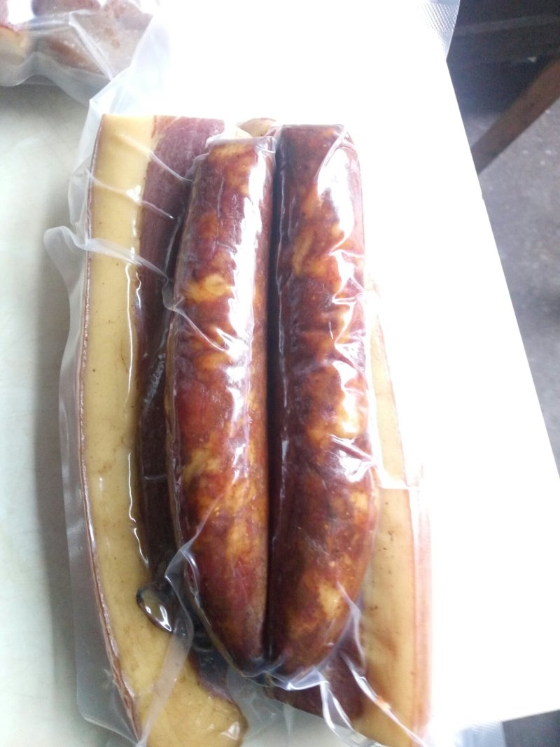 腊肉（五花肉大腿肉）腊肠（麻辣肠广味肠五）