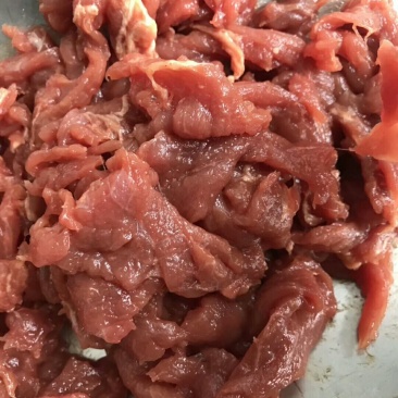 牛肉片，一般水煮牛肉片比较好，火锅也可以，免浆牛肉片