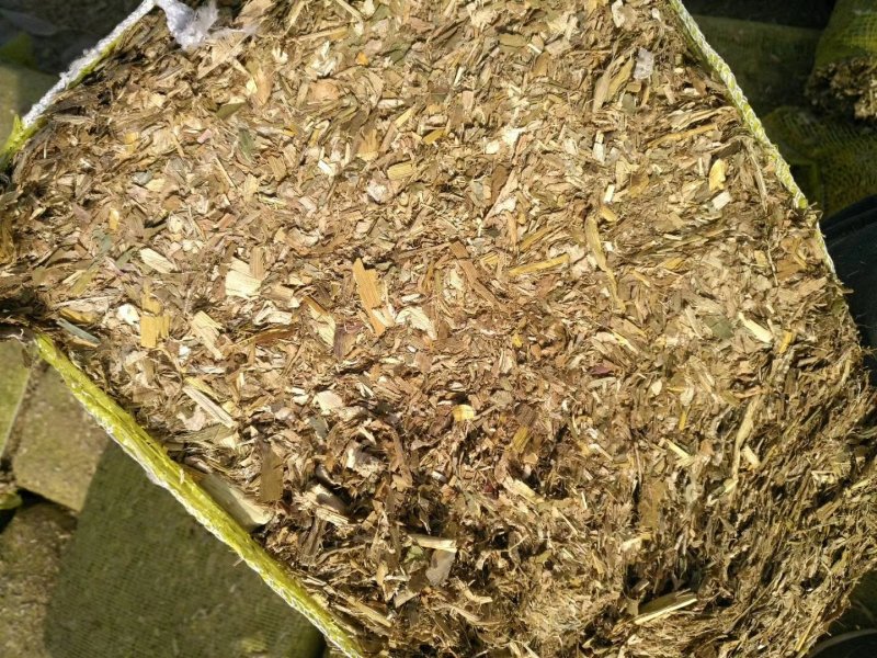 过夏包干玉米秸秆扎段草压块炒好。质量杠杠的，包干。