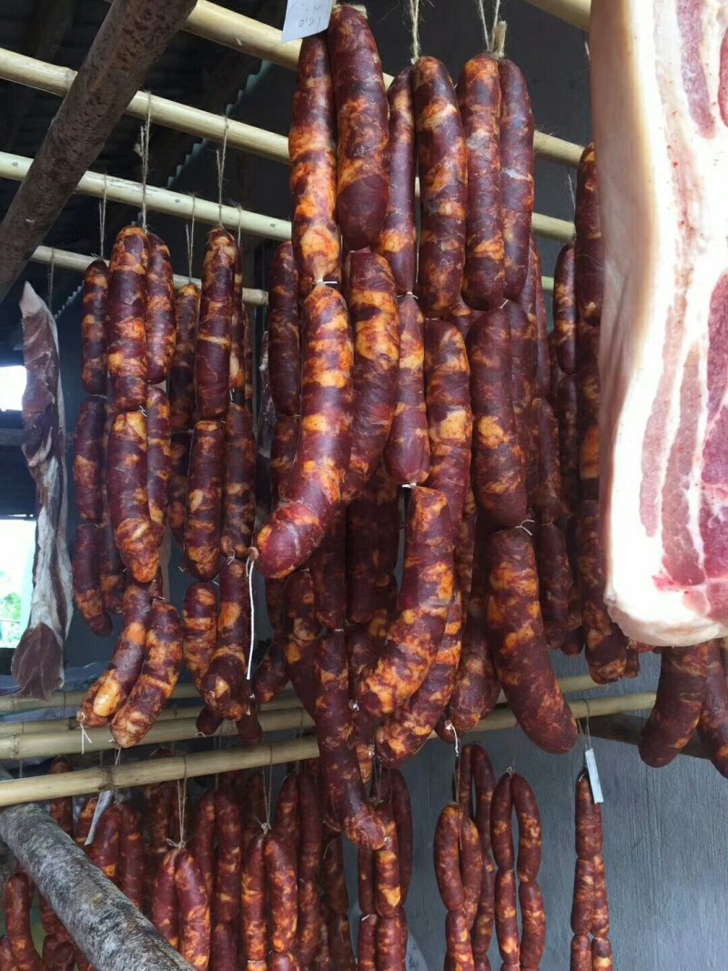 腊肉，香肠。