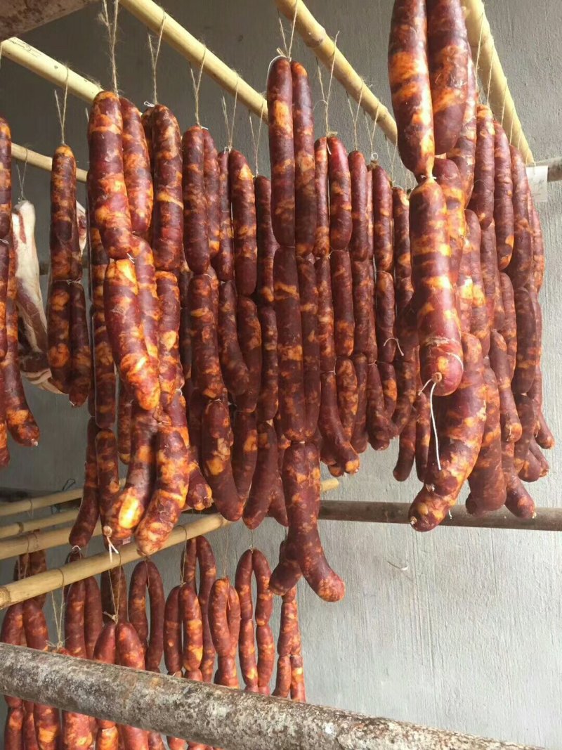 腊肉，香肠。