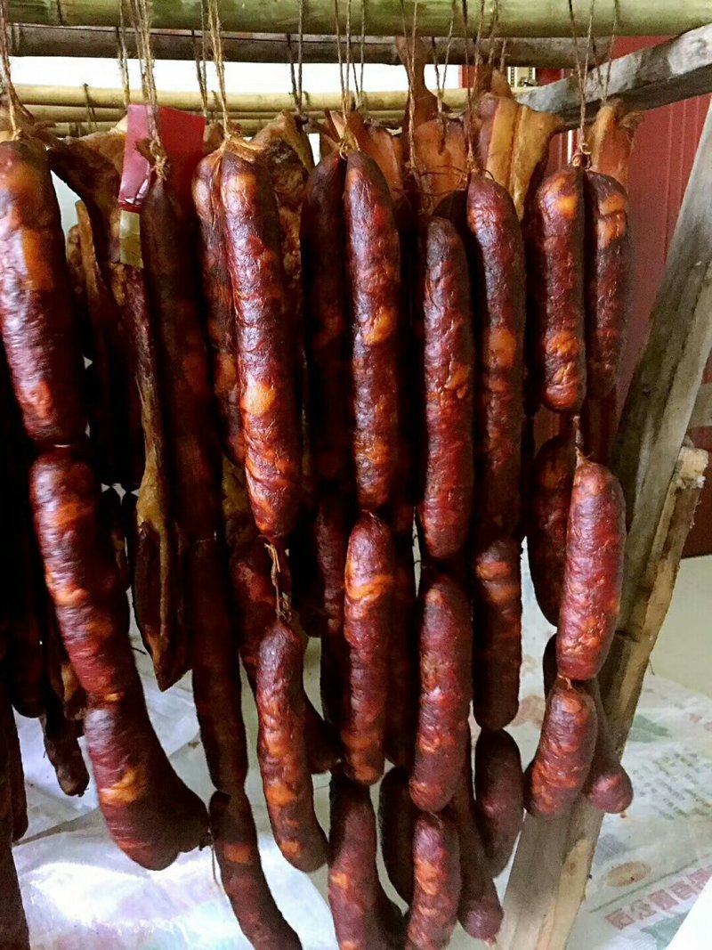 腊肉，香肠。