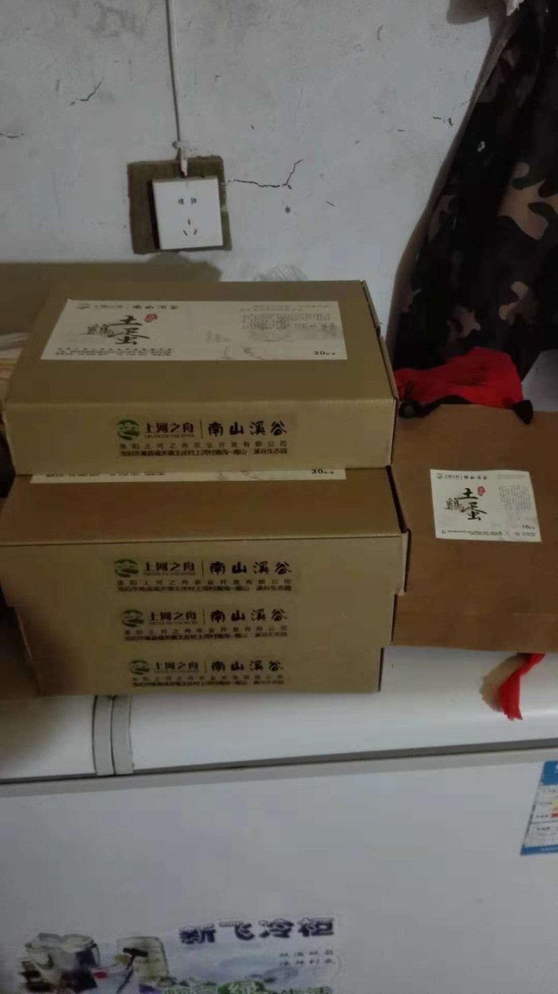 土公鸡，8月大，三斤多。
