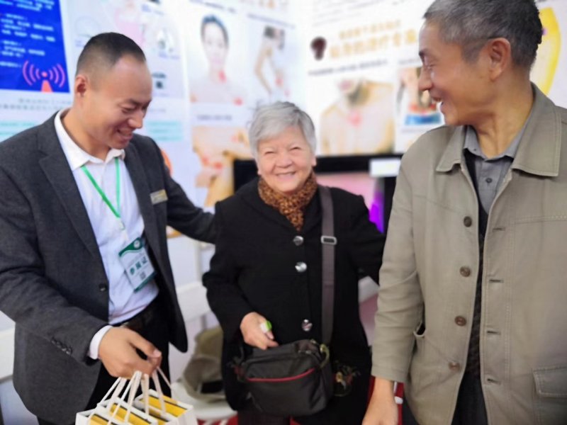 量子温灸贴地摊展会卖的很火爆