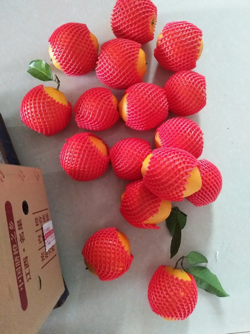 赣南脐橙，无添加任何添加剂和防腐剂，自然鲜甜，