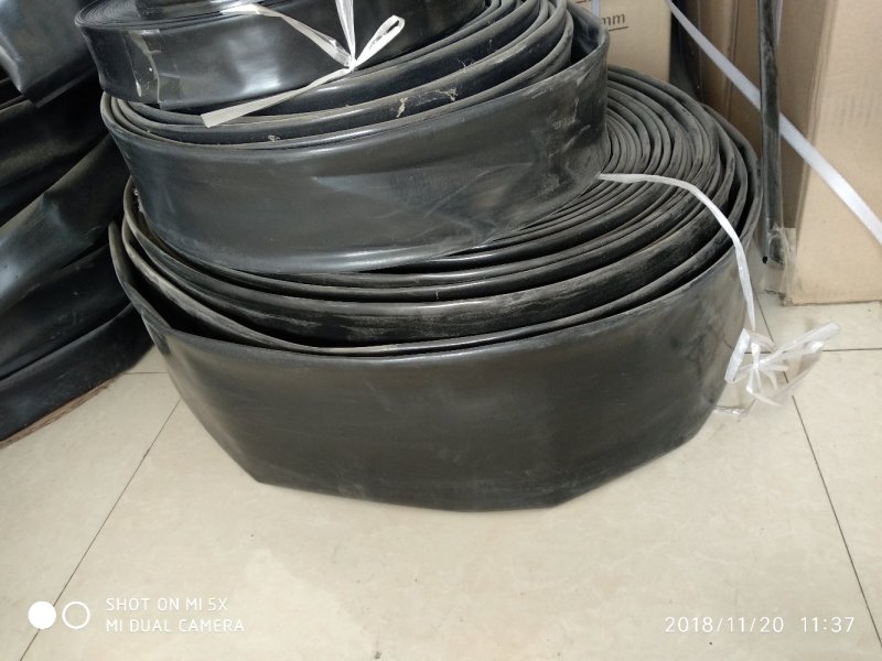 滴灌带主管各种尺寸规格，从一寸至四寸均有生产