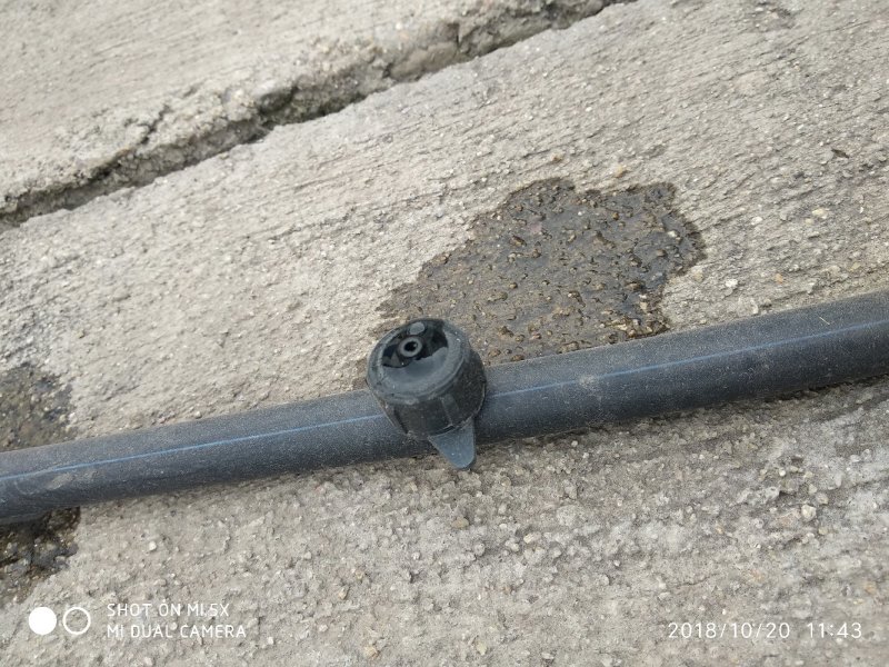 滴头果树滴灌，滴头距离根据果树株距而定出水均匀