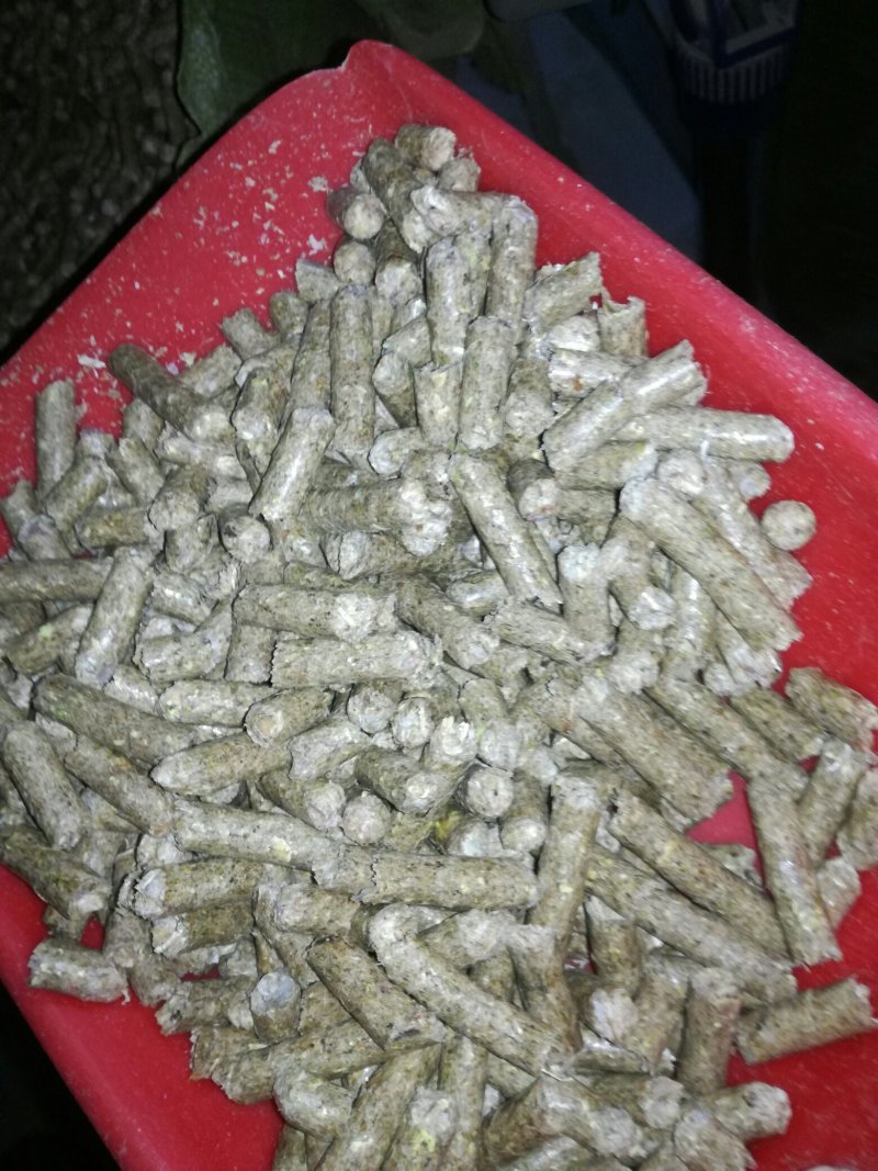 厂家直销精品大蒜小皮，蒜皮颗豆秸粒饲料。
