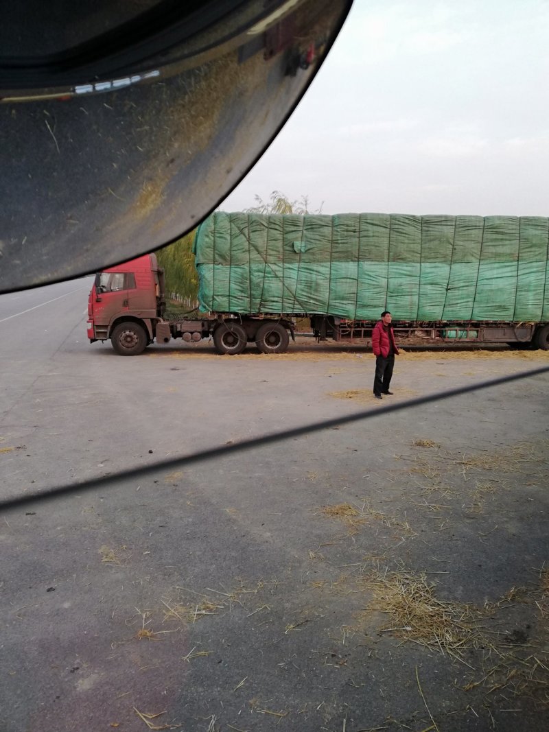 各种规格草料齐全欢迎各地老板合作共赢发货全国