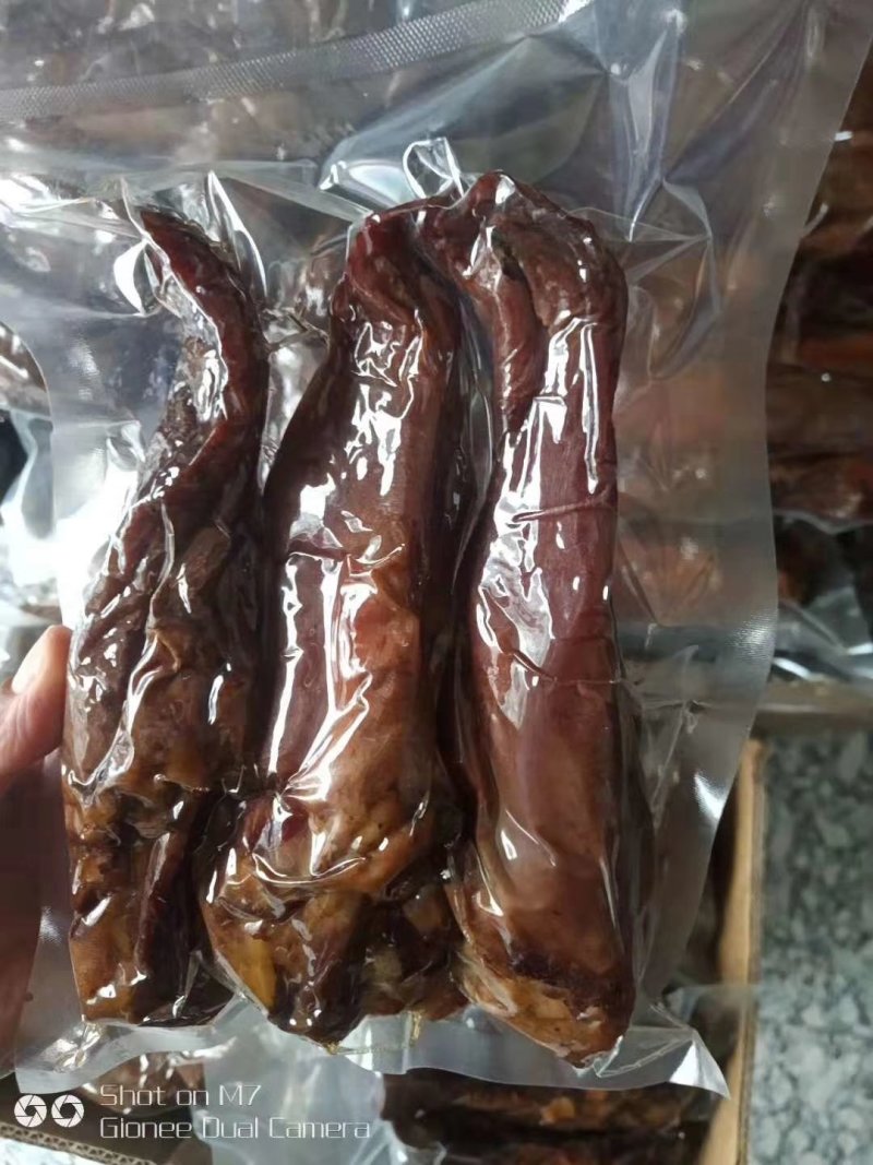 重庆巫溪县正宗柏树烟薰，腊猪脚，腊肉