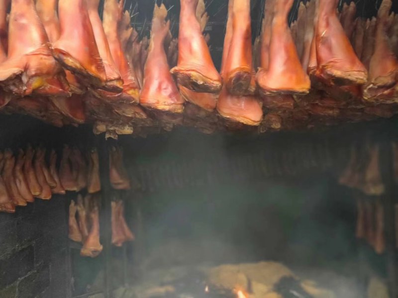重庆巫溪县正宗柏树烟薰，腊猪脚，腊肉