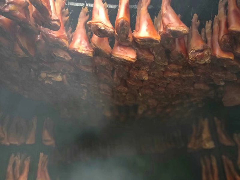 重庆巫溪县正宗柏树烟薰，腊猪脚，腊肉