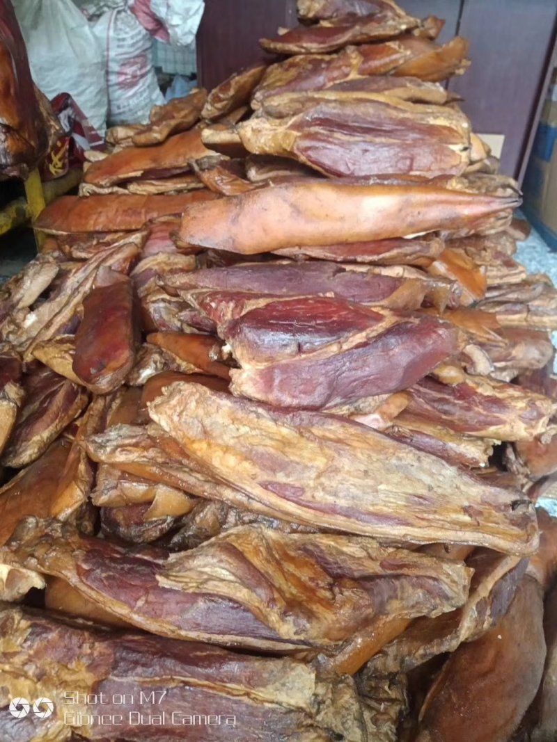 重庆巫溪县正宗柏树烟薰，腊猪脚，腊肉