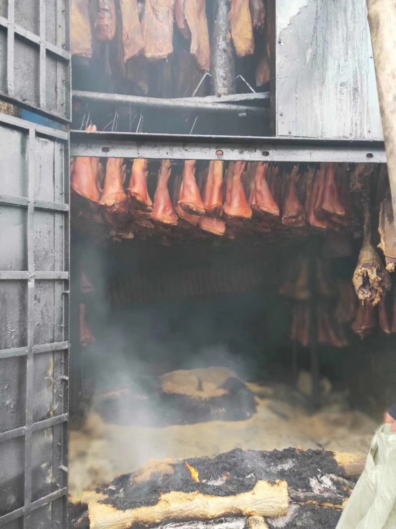 重庆巫溪县正宗柏树烟薰，腊猪脚，腊肉