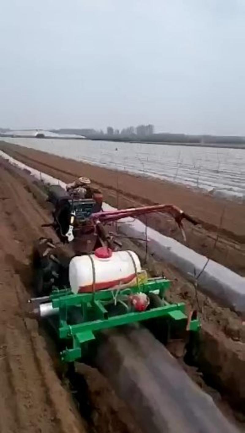 厂家直销土豆盖地膜机手扶车带动喷药覆膜机新款铺膜机