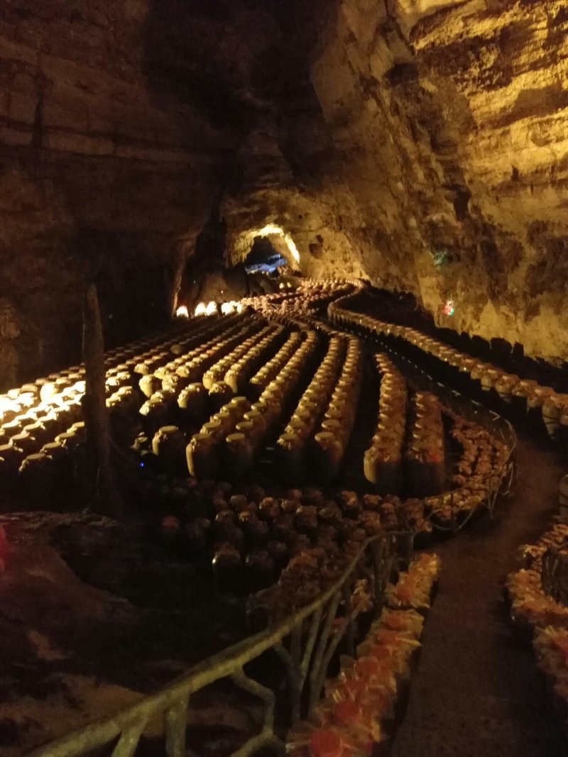重庆酉阳佛来福洞藏玉米酒。高粱酒