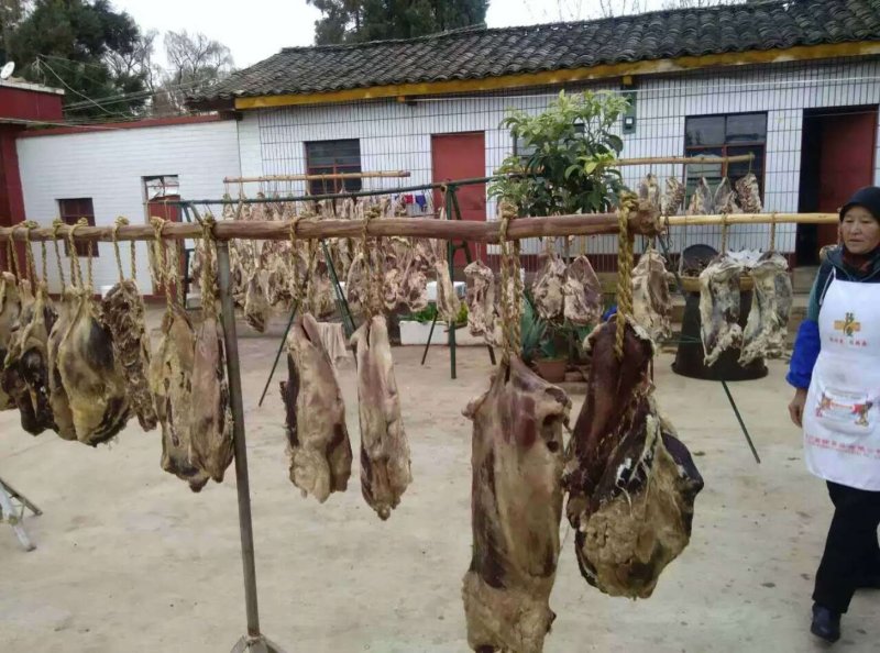 本人云南回族，父亲腌制干巴三十年土黄牛过了霜降才腌制的干