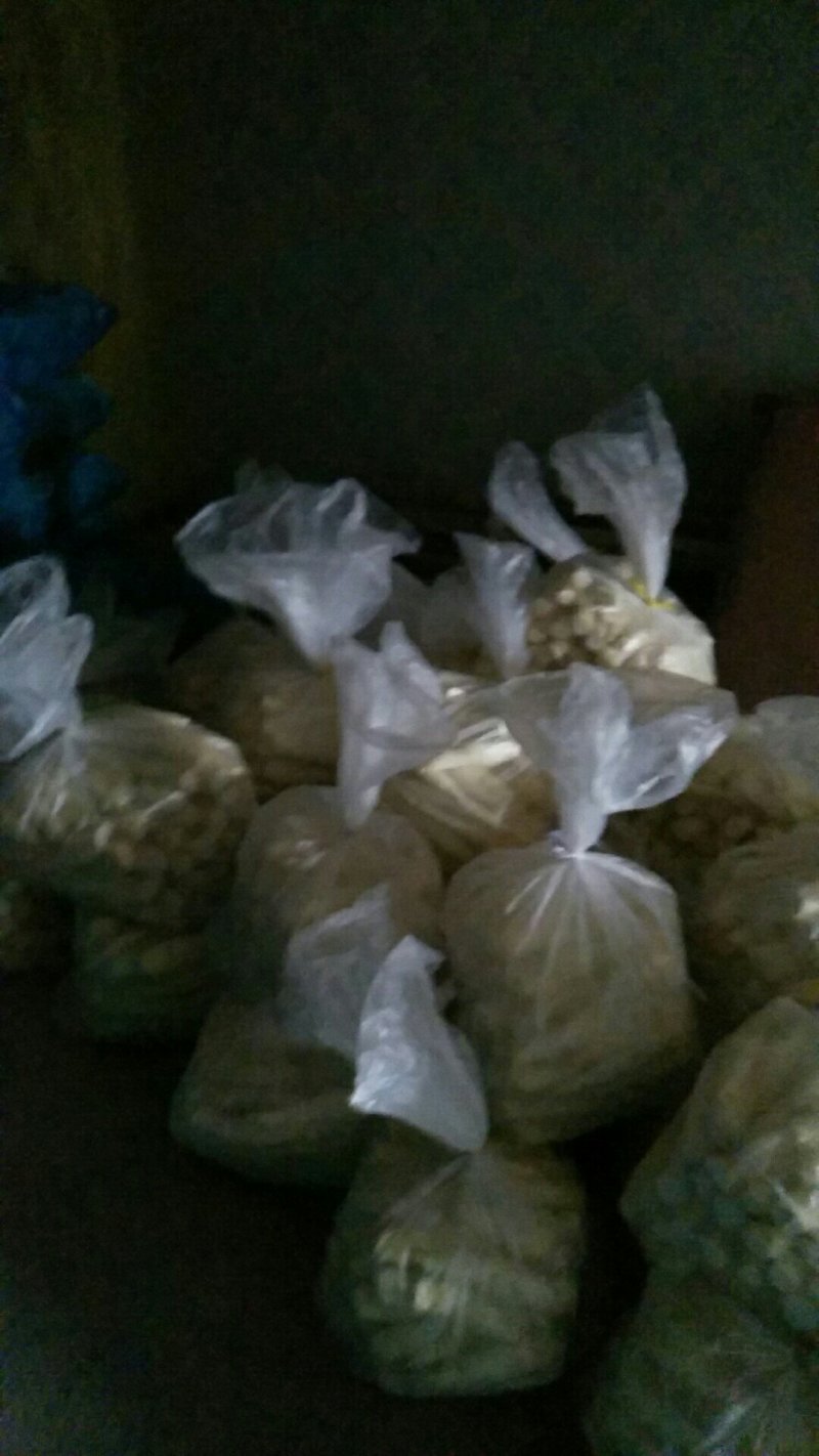 茭白肉，迆有带壳的