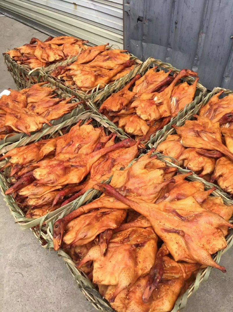 板鸭烤鸭卤鸭鸭肉。展会地摊超市卤菜店