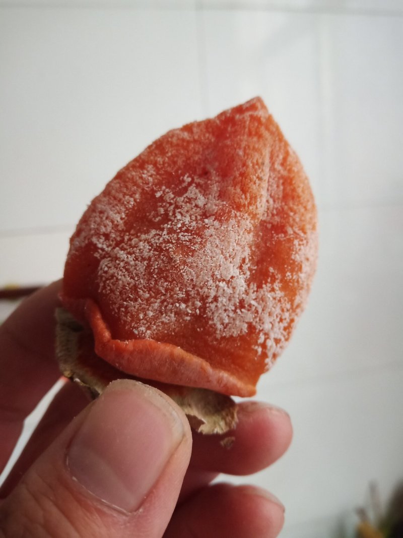 柿子饼，肉质软，柿霜厚，味极甜，口感好，纤维少，热量大，
