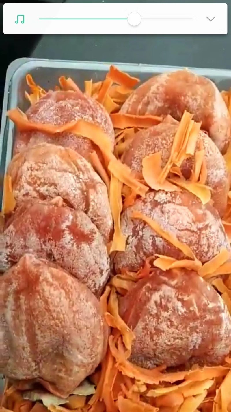 柿子的功效中医认为：柿子味甘，涩，性寒，有清热祛燥、