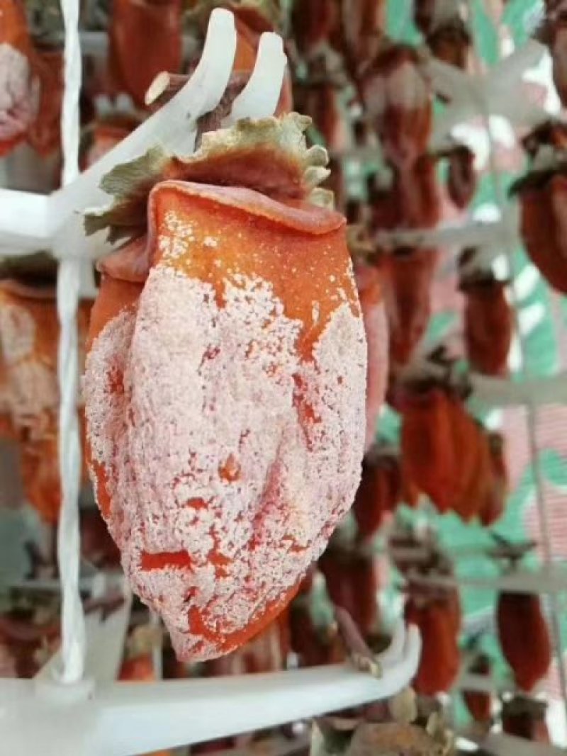 柿子的功效中医认为：柿子味甘，涩，性寒，有清热祛燥、