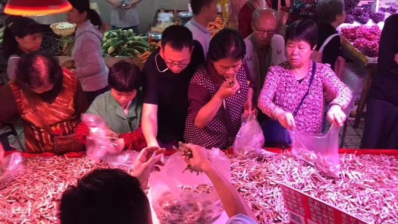 地摊火爆野生小鱼干