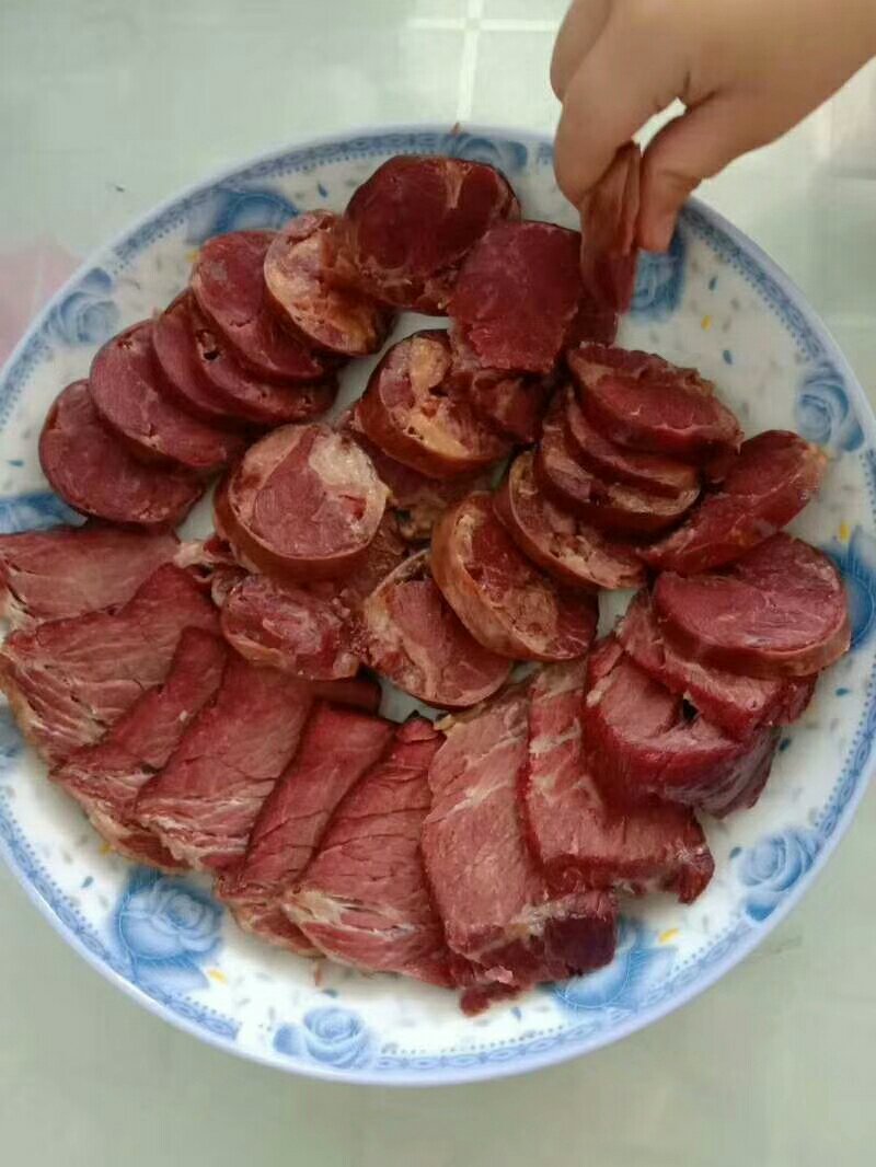 本人大量出售伊犁正宗果木熏鹅，熏马肠，熏马肉，需要的可以