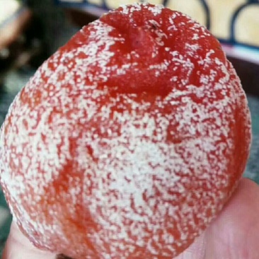 柿饼正热卖中。柿饼分大的，中型，小型