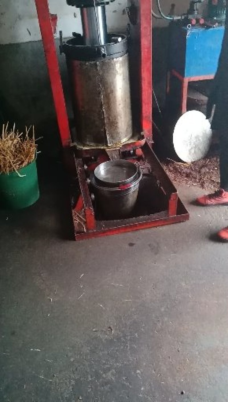 大山里自然生长成熟，农家传统工艺传统压榨的山茶油