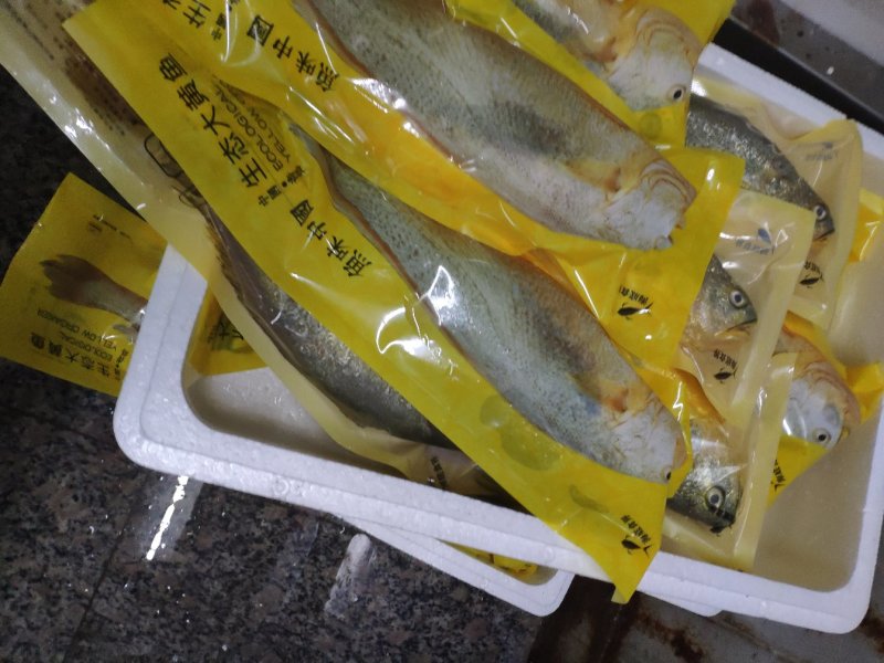 鱼味中国，鲜冻黄花鱼，一斤半一条