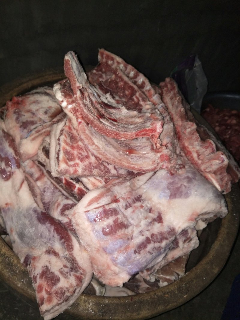 大家好，我专销土产品，销有，腊肉，腊牛肉，腊排骨，腊猪