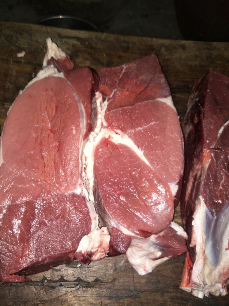 大家好，我专销土产品，销有，腊肉，腊牛肉，腊排骨，腊猪