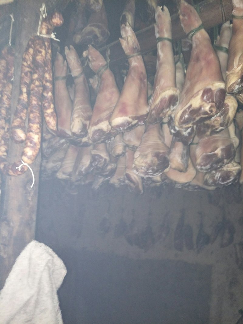 大家好，我专销土产品，销有，腊肉，腊牛肉，腊排骨，腊猪
