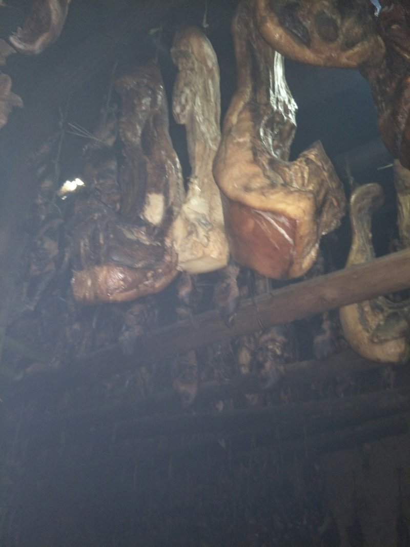大家好，我专销土产品，销有，腊肉，腊牛肉，腊排骨，腊猪