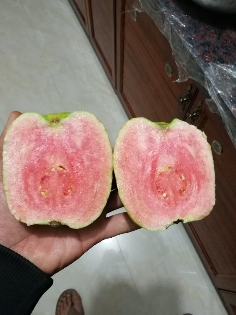 红宝石少籽芭乐，口感脆甜