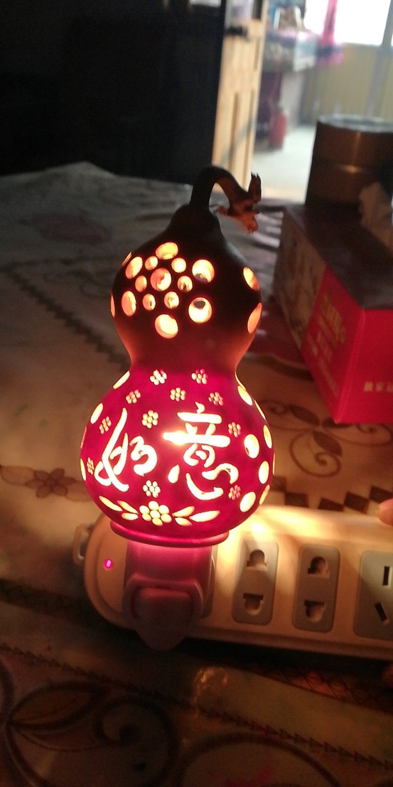 葫芦做的小夜灯。