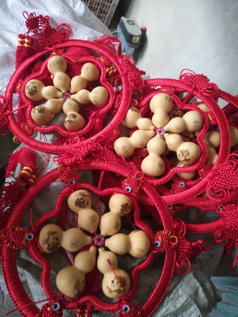 6个葫芦做的大中国节的挂件。