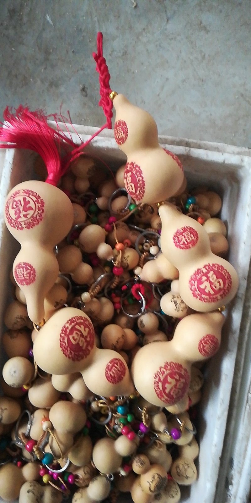 葫芦字串，10公分左右的葫芦做的。