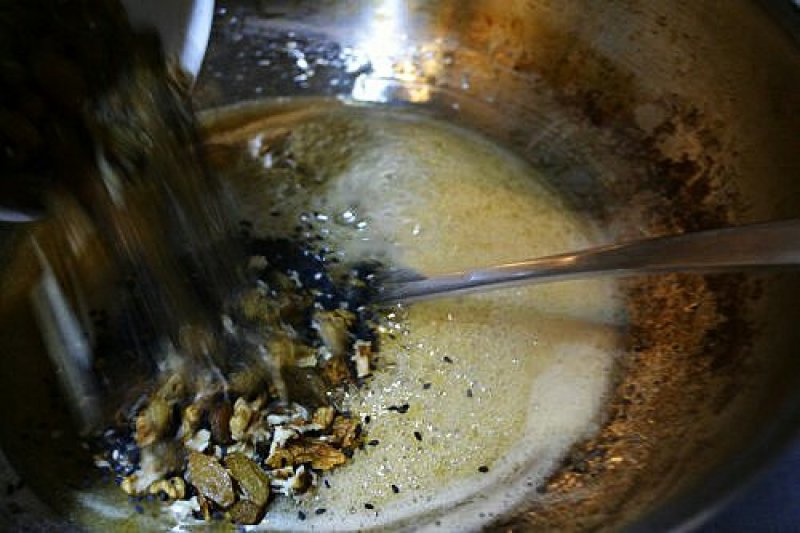 养生炒米糖小米酥芝麻条核桃四合一黑芝麻糖芝麻片糖批发袋装
