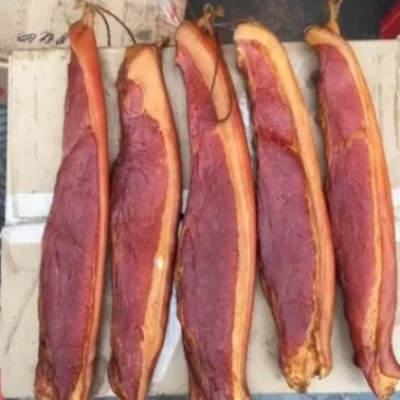 柴火熏制腊肉