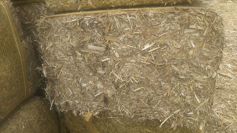 玉米秸秆压块揉丝价格超低过筛除尘无膜上车价