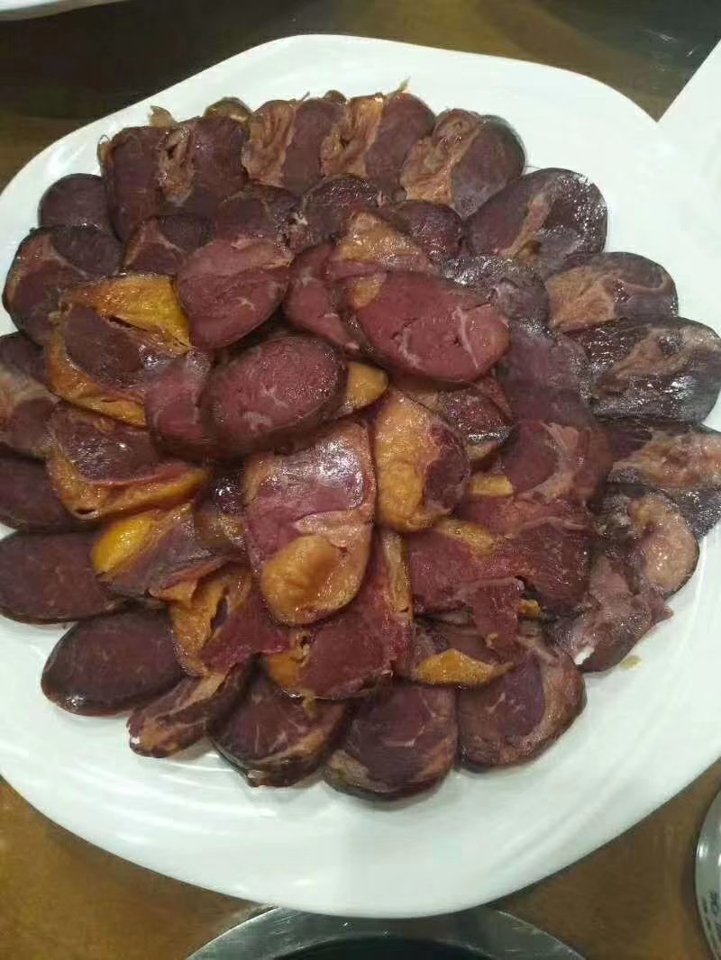 新疆伊犁熏马肠，货源很充足，都是新鲜的熏马肠