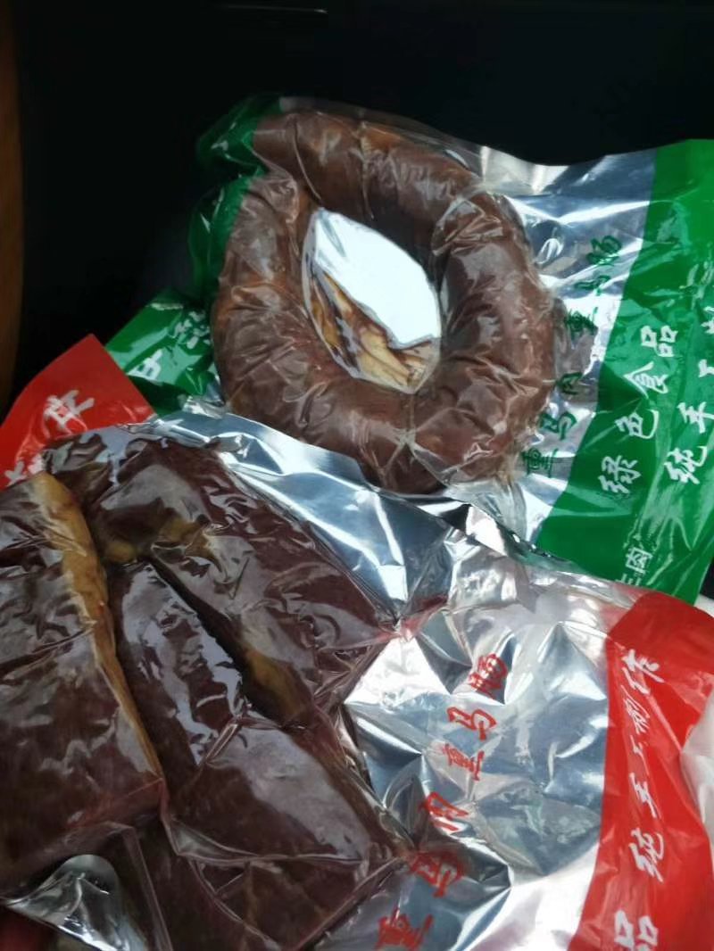 新疆伊犁熏马肠，货源很充足，都是新鲜的熏马肠
