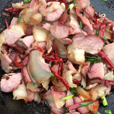 本人自己供的腊肉。还是自己家熏的腊肉。