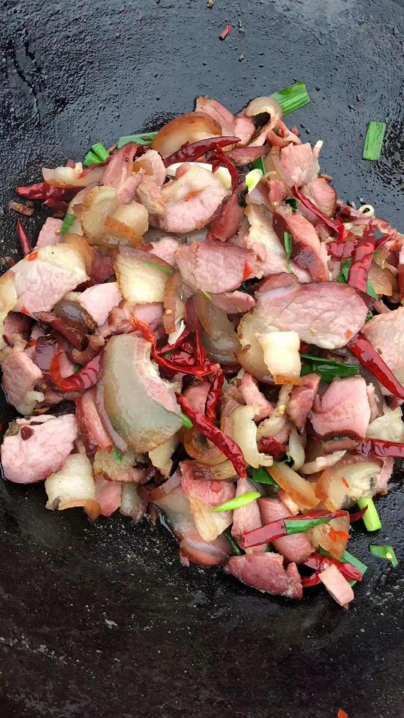 本人自己供的腊肉。还是自己家熏的腊肉。