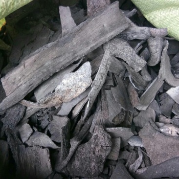 厂家大量供应荔枝果木炭皮，炭渣，锅炉点火炭，蚊香炭粉